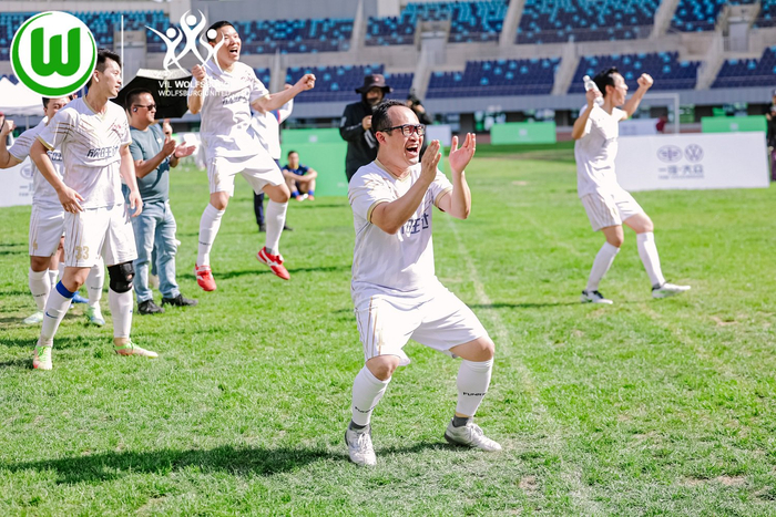 沃尔夫斯堡队员展现团队合作，取得胜利